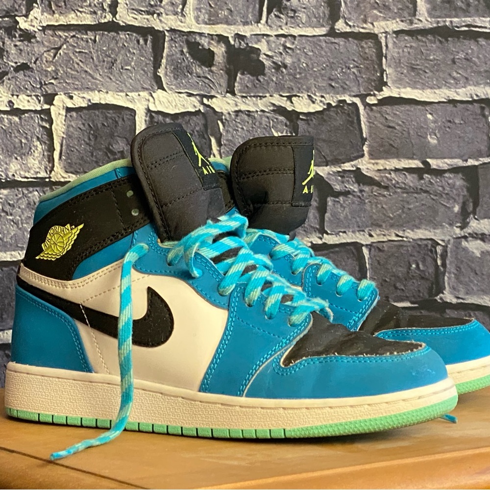 2015 Limited Edition Space Jam Daffy Duck Air Jordan High Tops Size 5 Blue Green